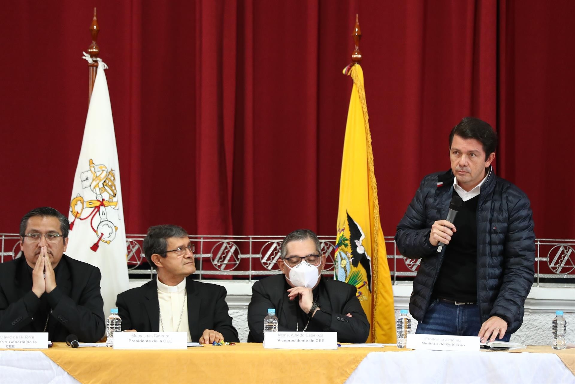 Francisco Jiménez (de pie) durante los diálogos de la semana anterior con los líderes de la Conaie. (EFE)