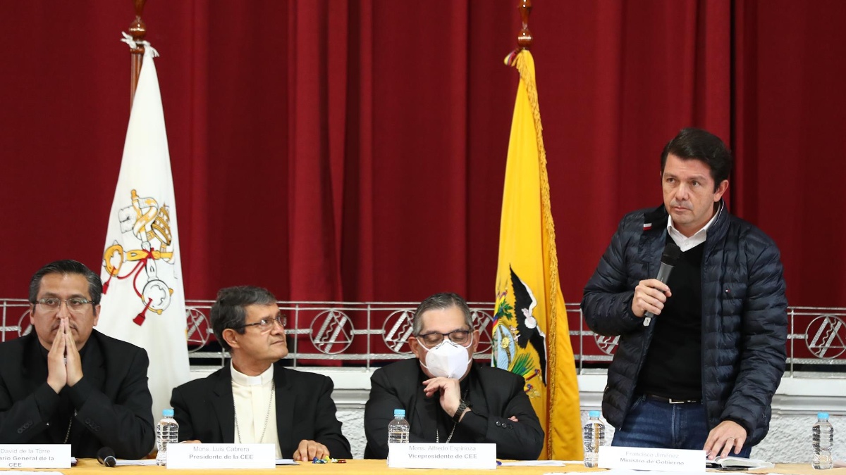 Francisco Jiménez (de pie) durante los diálogos de la semana anterior con los líderes de la Conaie. (EFE)