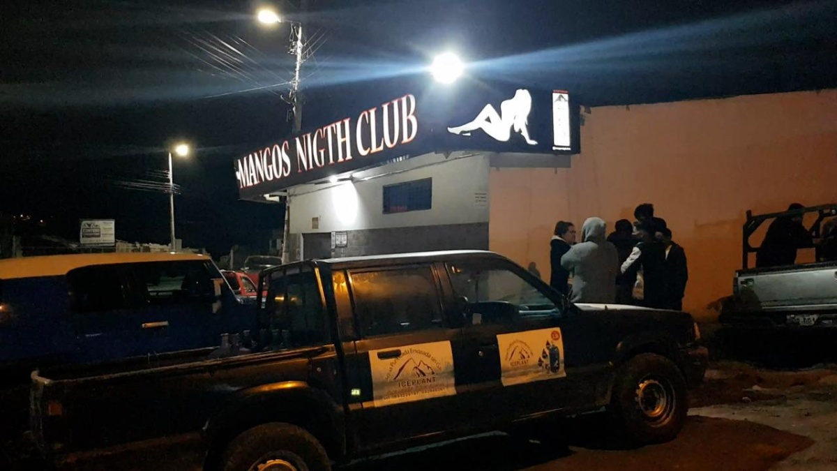 De acuerdo a las primeras indagaciones, el asesino primero ingresó a un night club y abrió fuego contra dos individuos. (Cortesía)