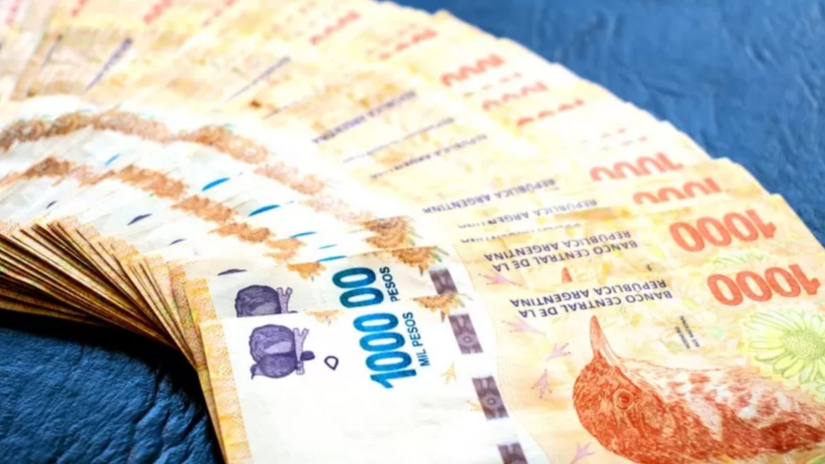 Que la moneda de un país se deprecie hace que aumente el precio de los productos importados, aumenta la inflación y encarece el pago de las deudas en dólares. (Getty)