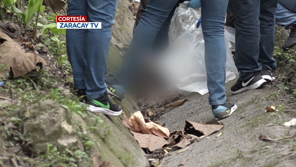 La policía investiga si estos hallazgos tienen relación con el descubrimiento de otras partes de un cadáver desmembrado que aparecieron la noche del sábado. (Cortesía Zaracay TV)