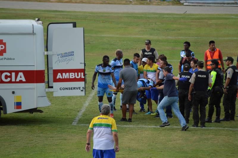 El arquero de El Nacional se reincorporó dos veces, pero en la tercera tuvo que ser socorrido por los médicos y llevado a un hospital. (REDACCIÓN)