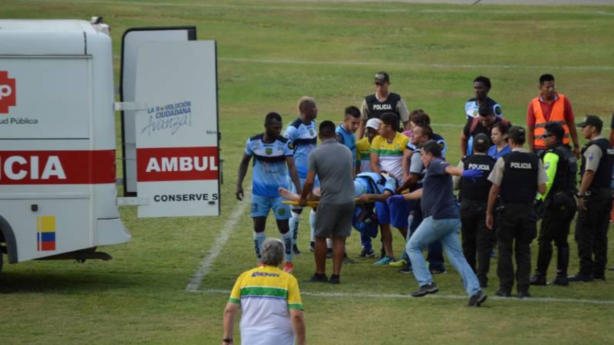 El arquero de El Nacional se reincorporó dos veces, pero en la tercera tuvo que ser socorrido por los médicos y llevado a un hospital. (REDACCIÓN)