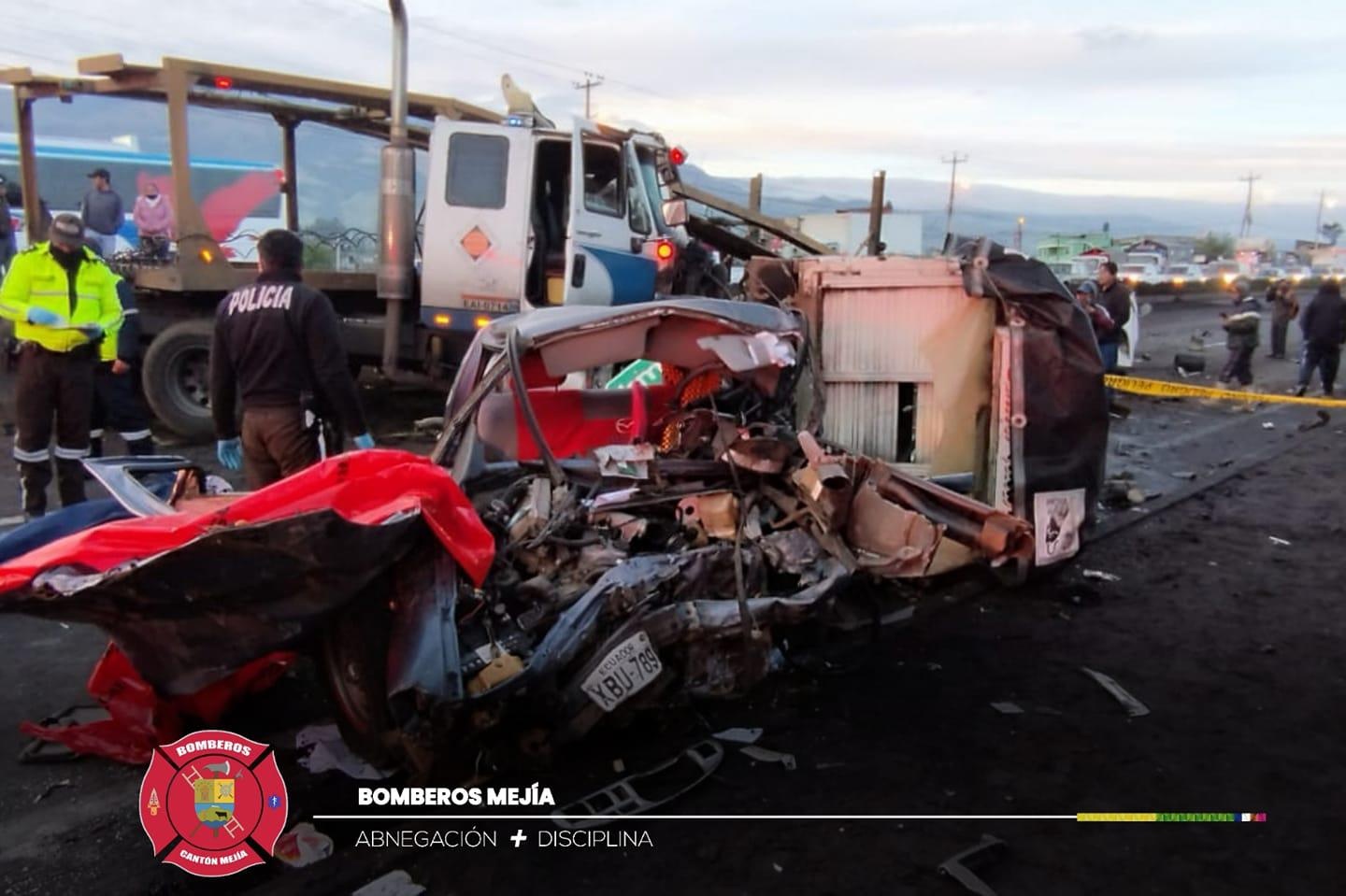 Imagen de la camioneta destrozada tras el siniestro de la madrugada de hoy. (Cortesía Bomberos del cantón Mejía)