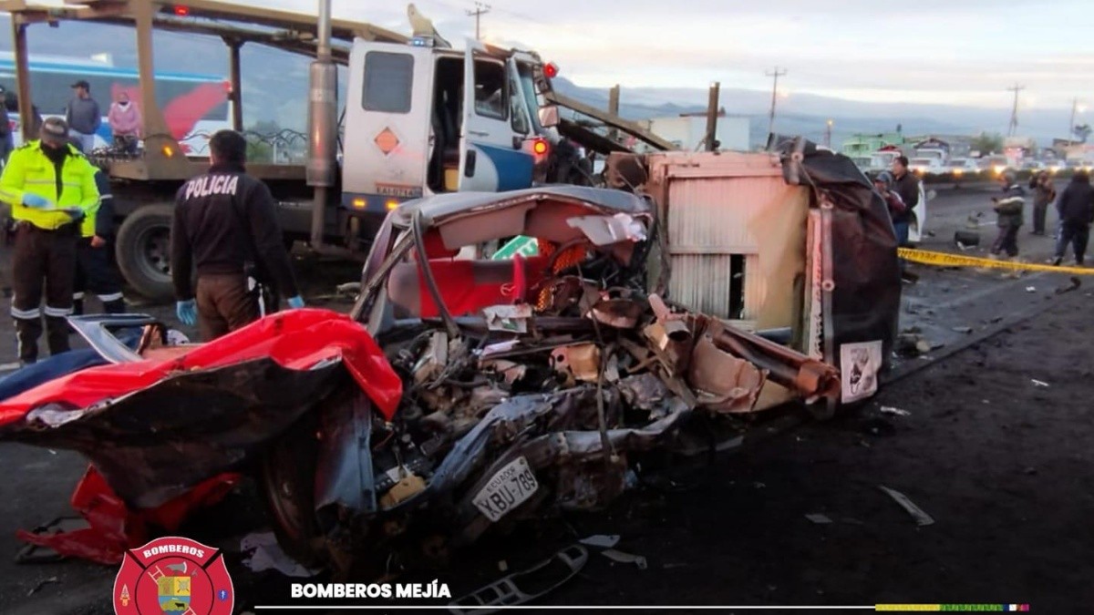 Imagen de la camioneta destrozada tras el siniestro de la madrugada de hoy. (Cortesía Bomberos del cantón Mejía)