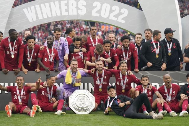 El Liverpool celebrando el trofeo de la Community Shield. (EFE)