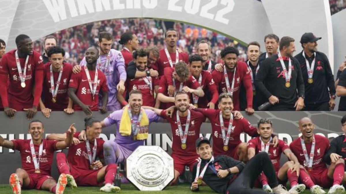 El Liverpool celebrando el trofeo de la Community Shield. (EFE)