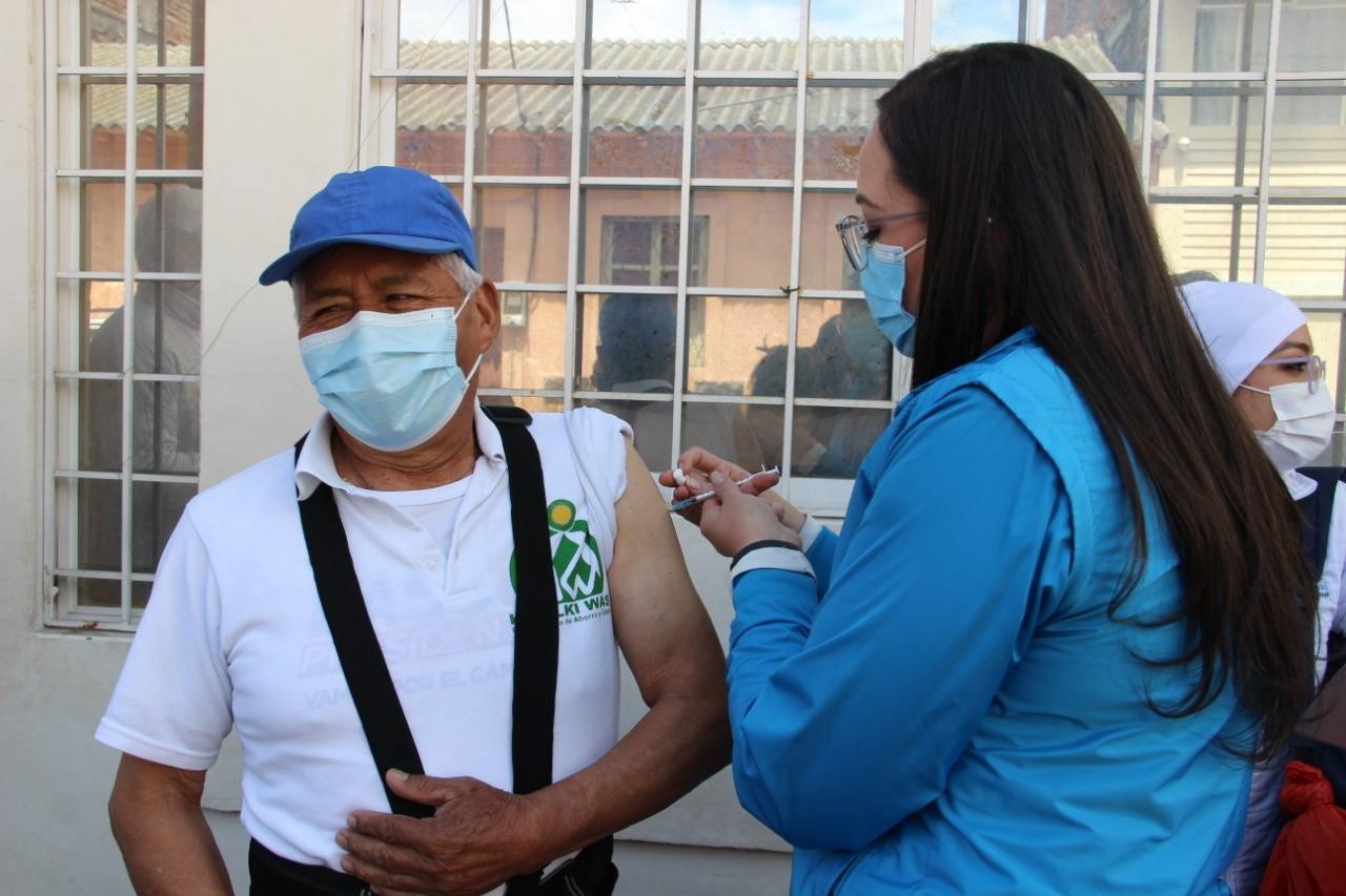 Personal del Ministerio de Salud atendió a los usuarios que acudieron a los puntos de vacunación. (Cortesía Ministerio de Salud Pública)