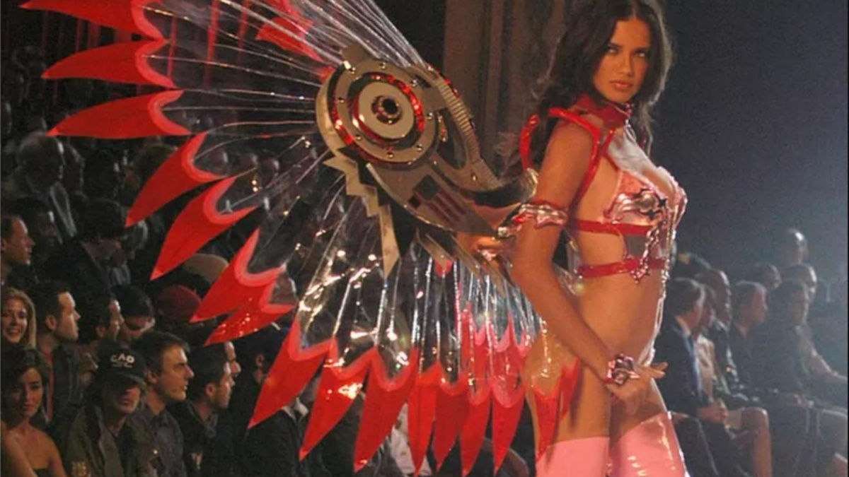La brasileña Adriana Lima fue la encargada de abrir el desfile de los ángeles de Victoria's Secret en 2003. (GETTY IMAGES)