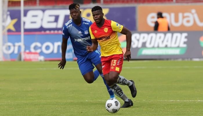 Jugadores de Aucas y Emelec disputando el balón en el partido de la fecha. (REDACCIÓN)