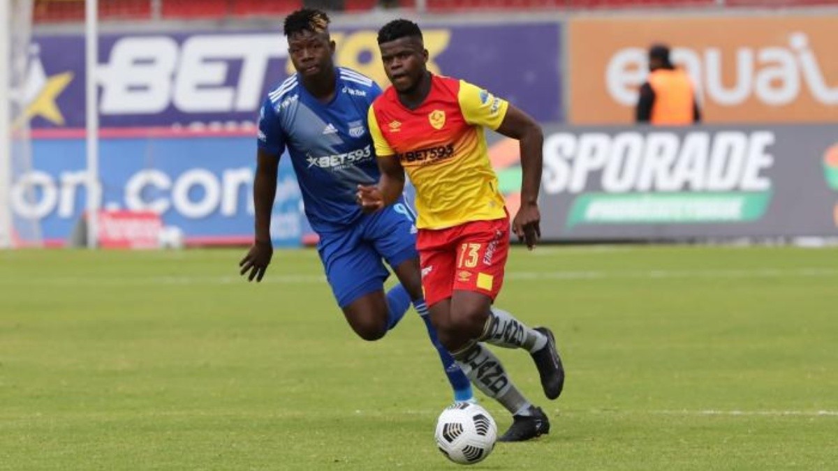 Jugadores de Aucas y Emelec disputando el balón en el partido de la fecha. (REDACCIÓN)