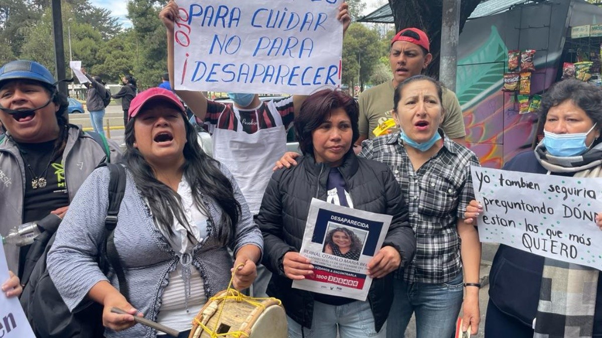 Elizabeth Otavalo (tercera desde la derecha) junto a los vecinos del barrio Mena Dos durante un plantón. (Diego Bravo C. / Ecuavisa)