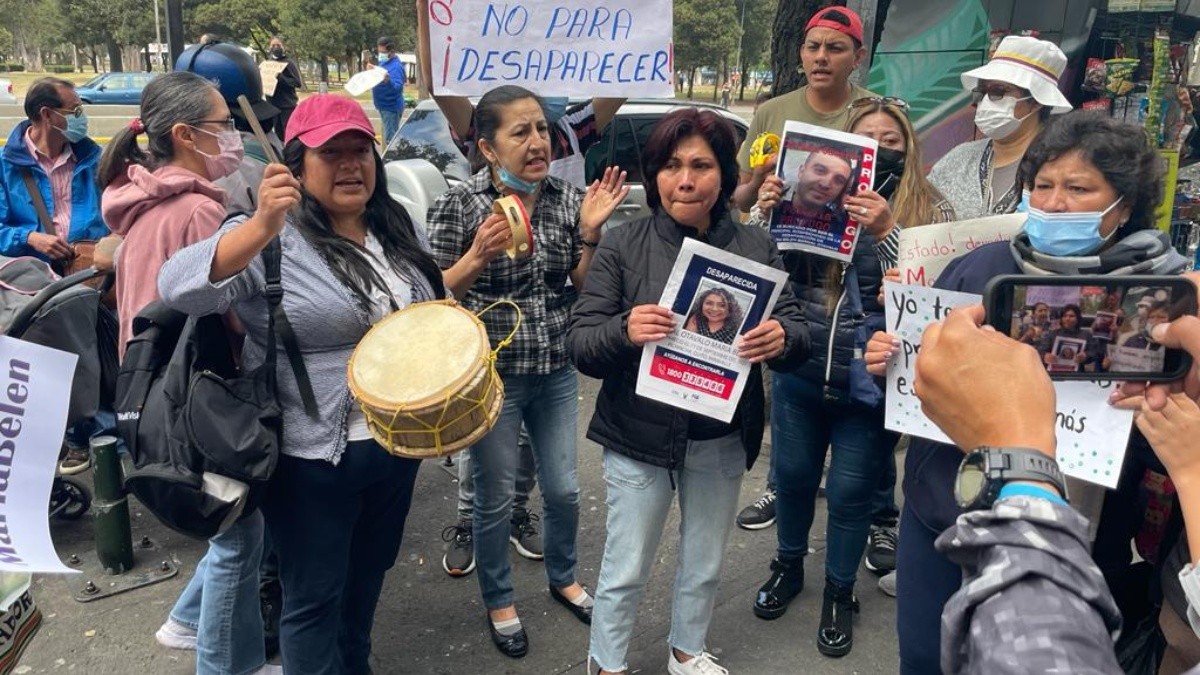Familiares y amigos de María Belén piden justicia afuera de la Fiscalía.