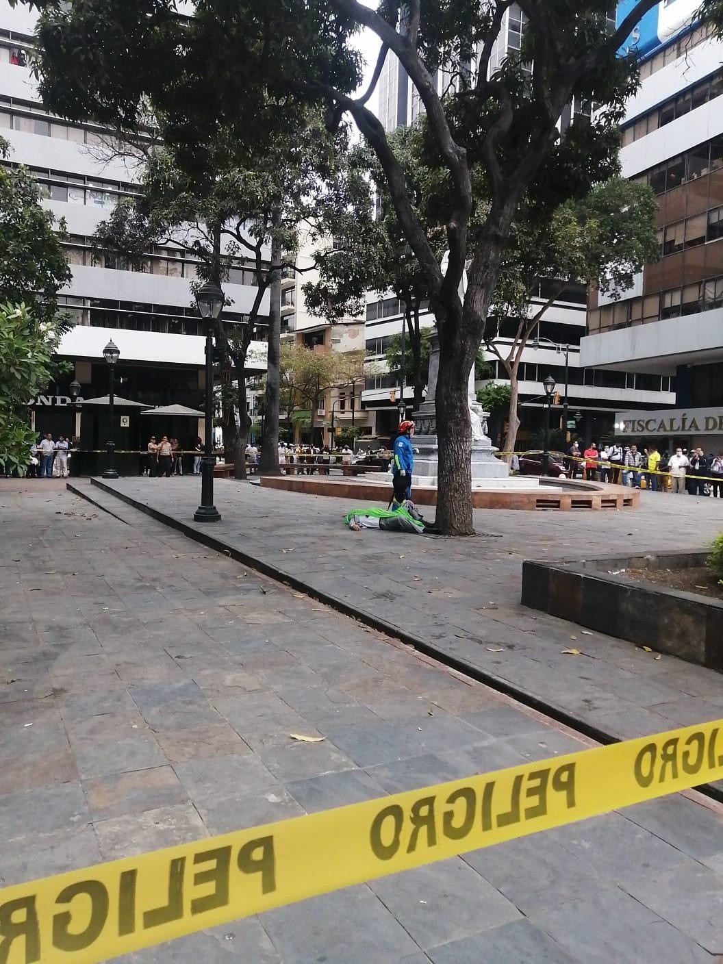 El cuerpo de la víctima quedó tendido en plena plaza. (Cortesía)
