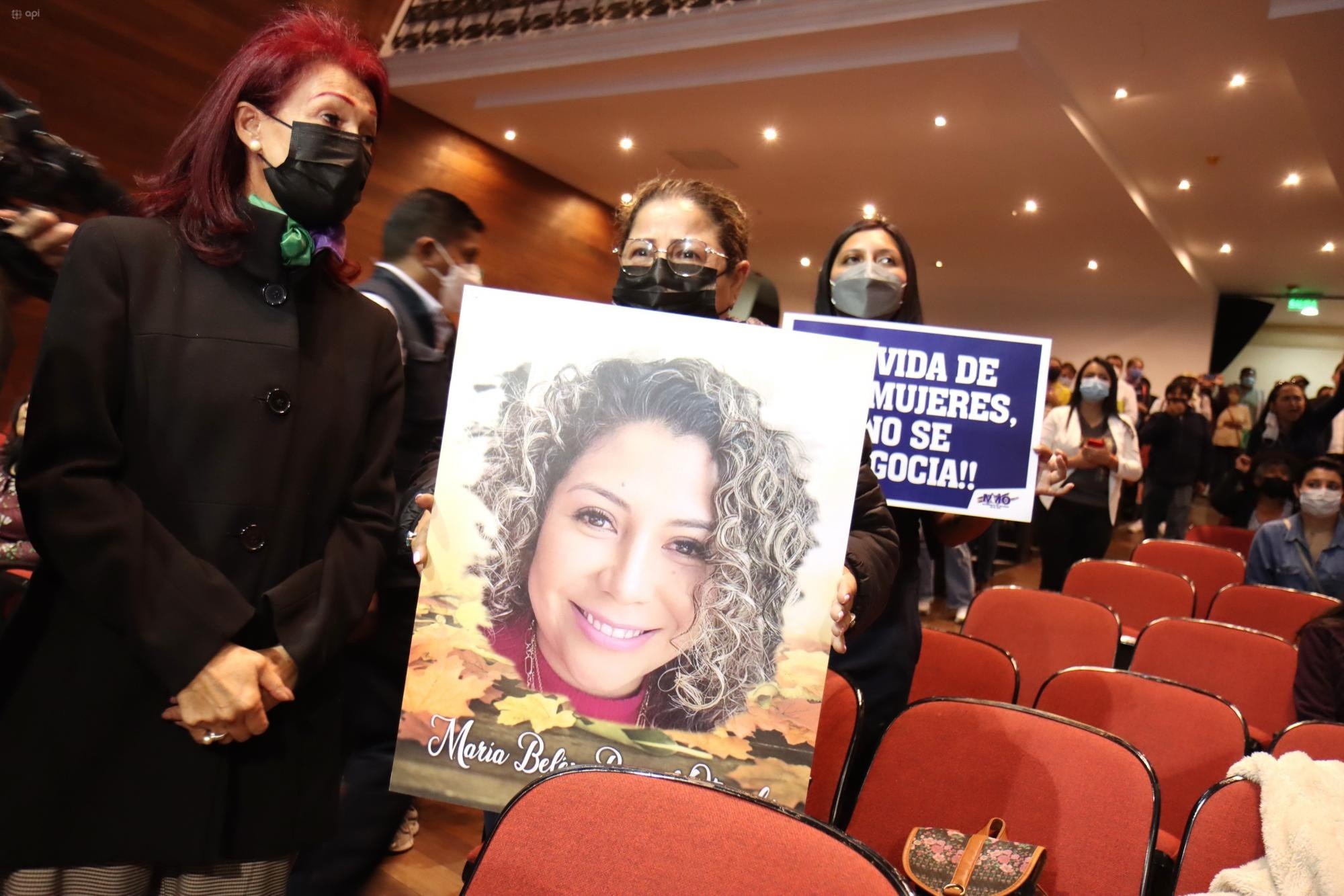 En el teatro de la Universidad Central se instaló una capilla ardiente por el asesinato de María Belén Bernal. (API)