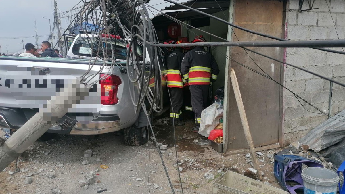 Una camioneta se estrelló contra un poste. (Cuerpo de Bomberos)