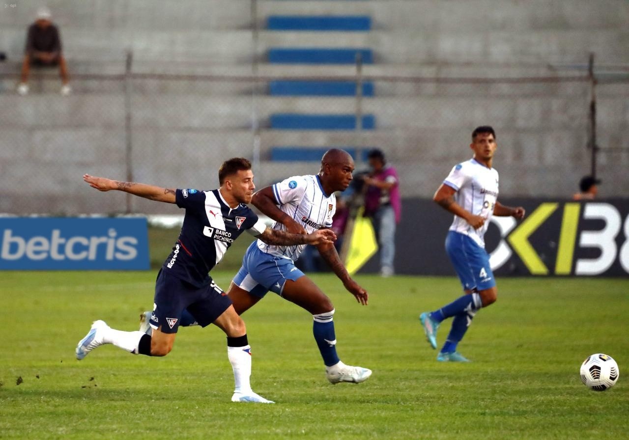 Jugadores de ambos clubes disputando el balón. (REDACCIÓN)