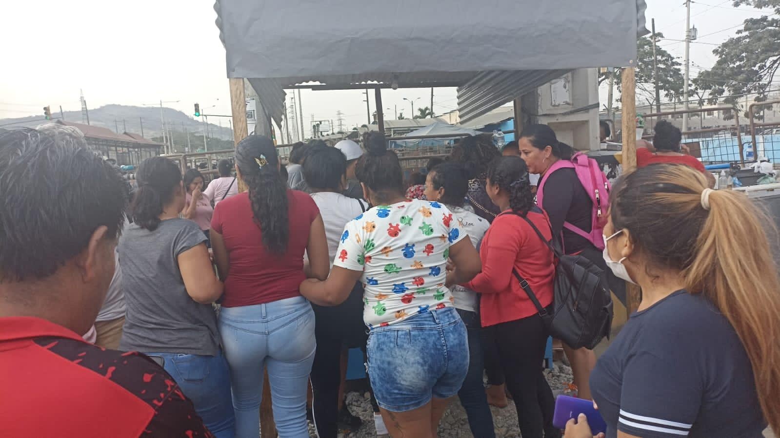 Los familiares de los privados de libertad piden razón de las víctimas. (Bessy Granja)