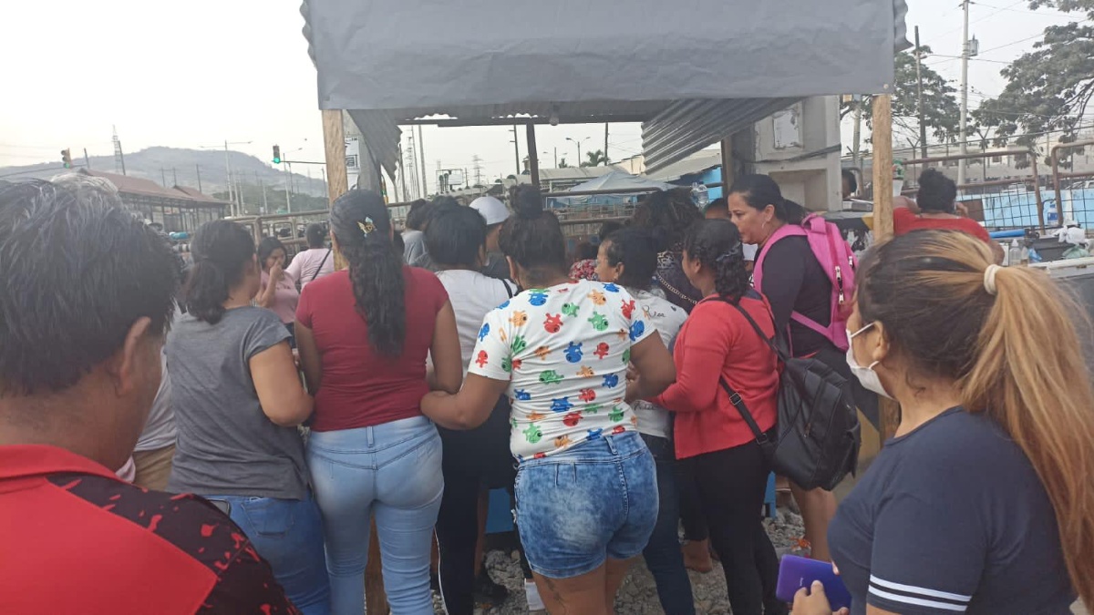 Los familiares de los privados de libertad piden razón de las víctimas. (Bessy Granja)