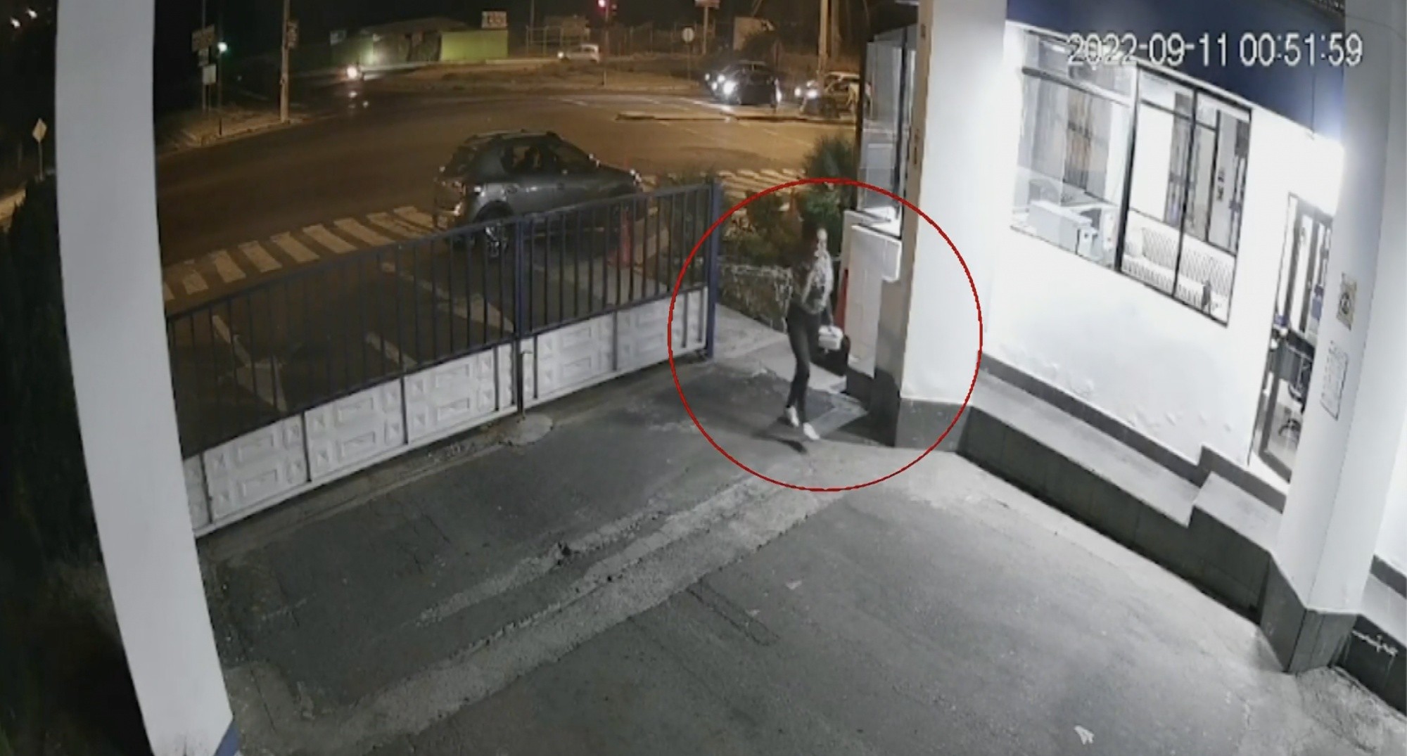 La cadete ingresó por la entrada principal de la Escuela de la Policía. (Televistazo)