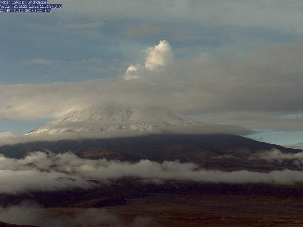 Foto captada por la cámara de la estación Sincholgua en la que se ve una misión de gas del vocán Cotopaxi, a las 06:51 de este 22 de octubre de 2022.