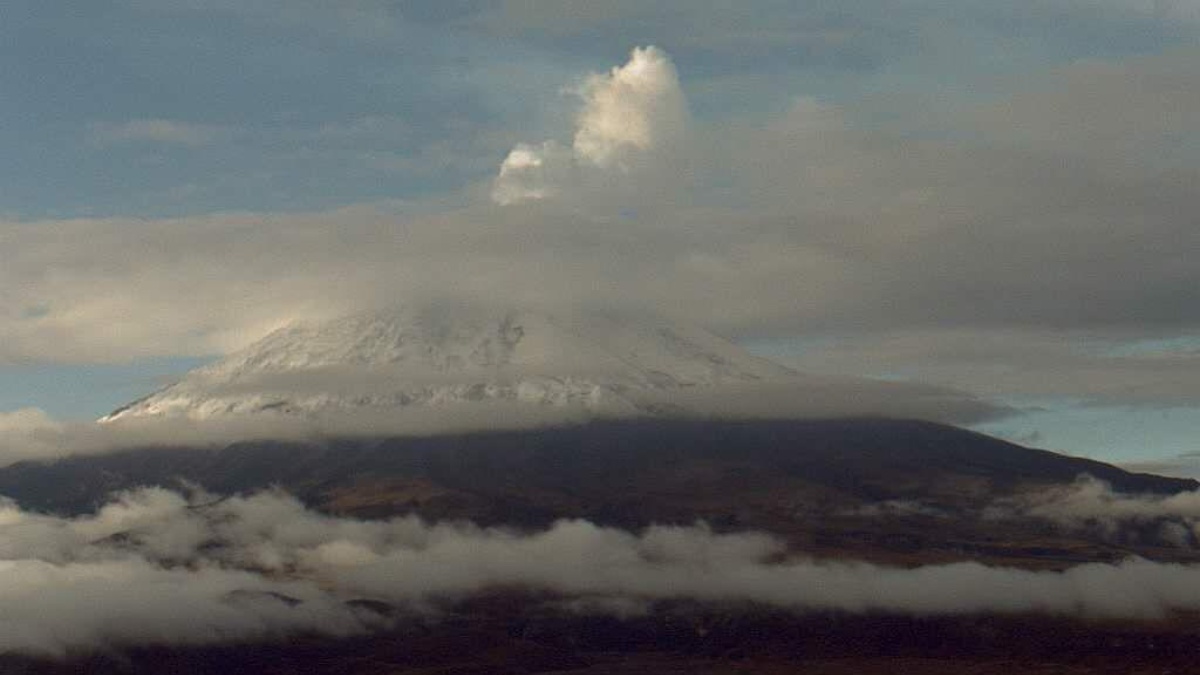 Foto captada por la cámara de la estación Sincholgua en la que se ve una misión de gas del vocán Cotopaxi, a las 06:51 de este 22 de octubre de 2022.