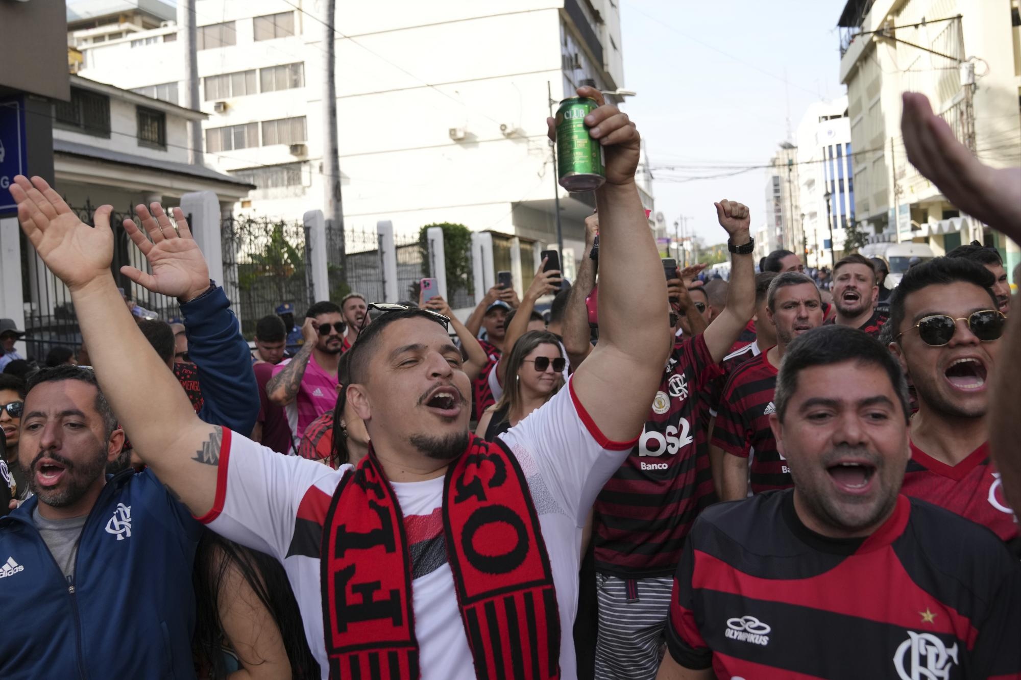 Seguidores del Flamengo lo alientan a su llegada al hotel Oro Verde, en el centro de la ciudad. (Dolores Ochoa / AP)