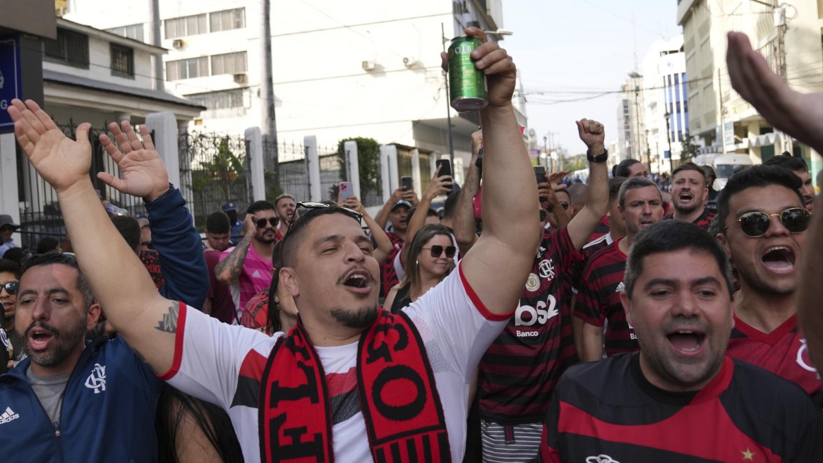 Seguidores del Flamengo lo alientan a su llegada al hotel Oro Verde, en el centro de la ciudad. (Dolores Ochoa / AP)