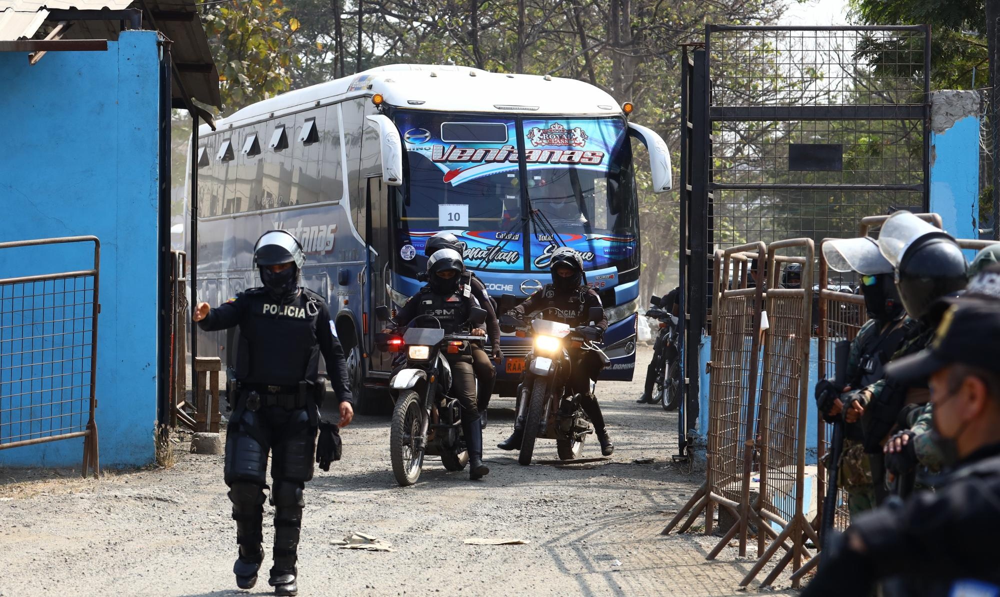Más de una docena de buses salieron este martes 1 de noviembre de la Penitenciaría del Litoral. Dentro de los carros iban los presos hacia otros recintos penitenciarios. (César Muñoz / API)