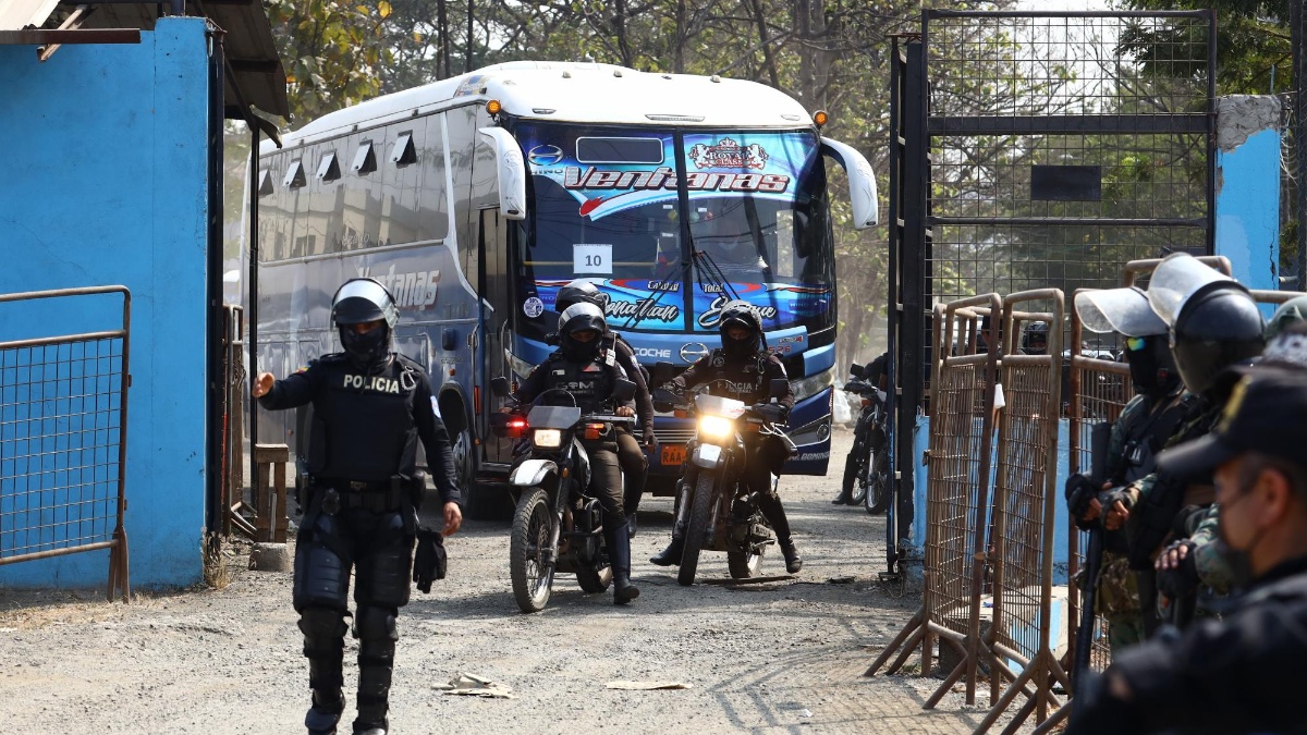 Más de una docena de buses salieron este martes 1 de noviembre de la Penitenciaría del Litoral. Dentro de los carros iban los presos hacia otros recintos penitenciarios. (César Muñoz / API)