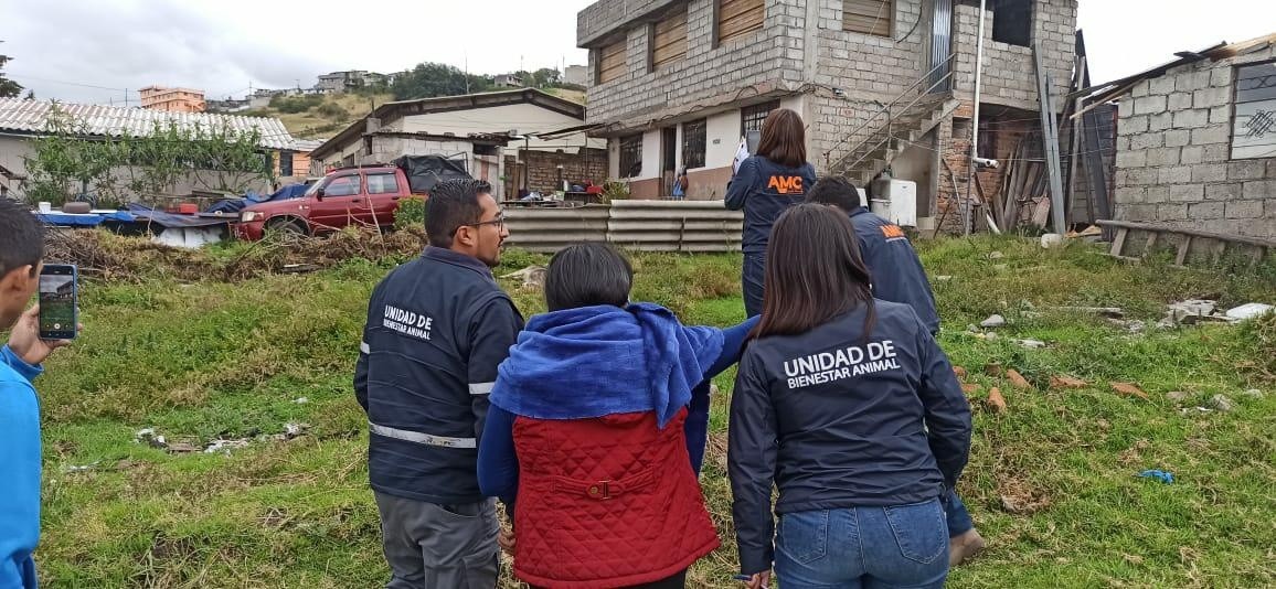 Personal de la Unidad de Bienestar Animal acudió al lugar en donde vivió el can. (Cortesía de la UBA)