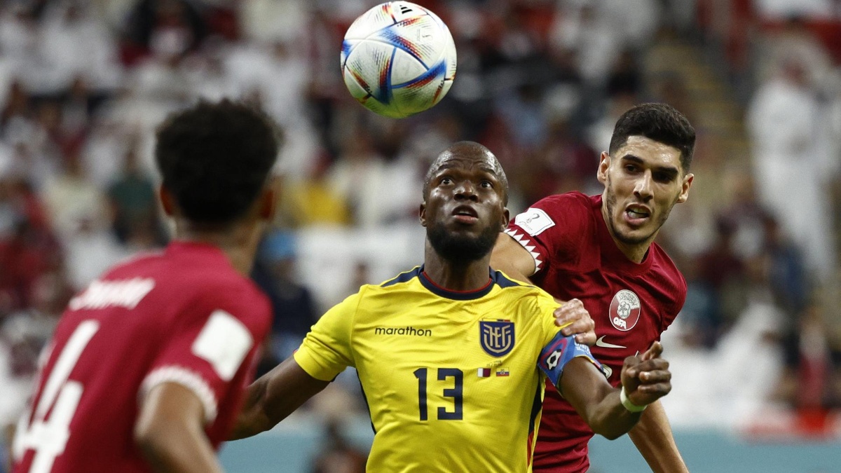 Enner Valencia controlando la pelota durante partido contra Qatar. (EFE)
