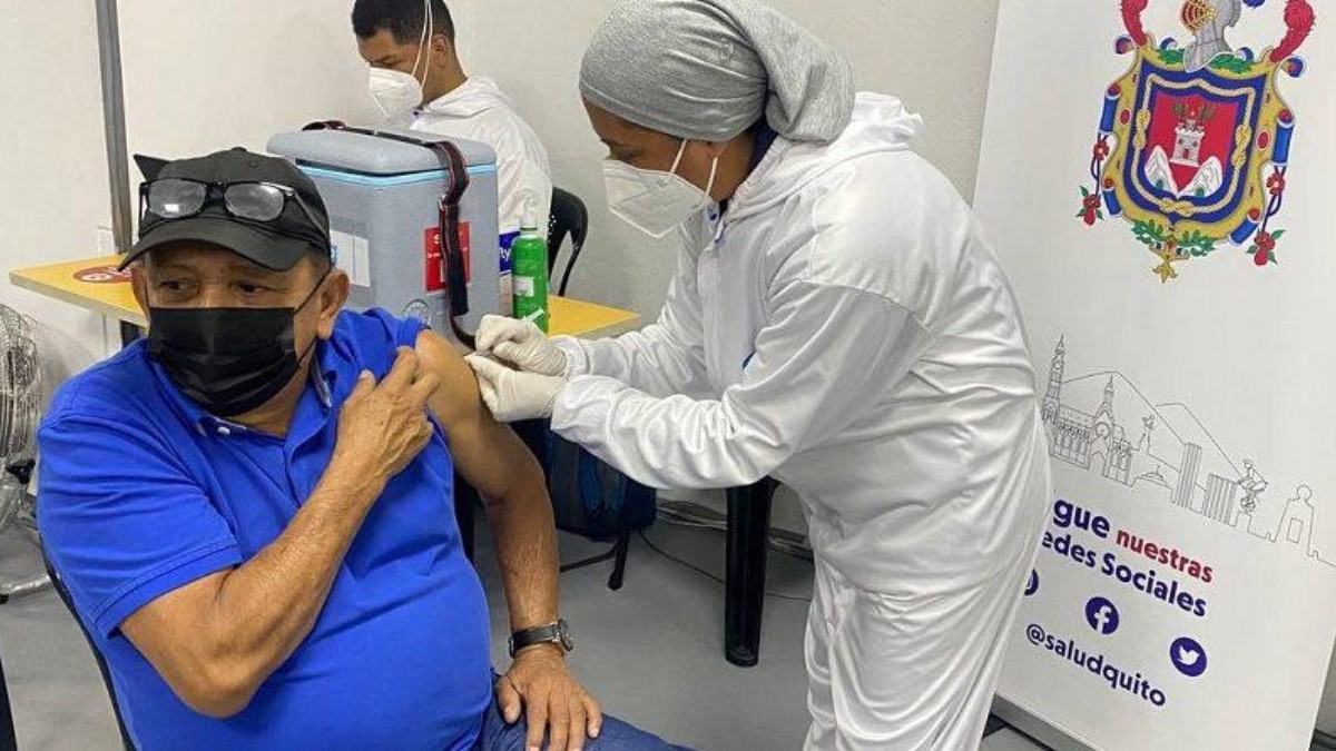 Miles de personas acuden a los centros de vacunación para inmunizarse contra el covid-19. (Cortesía de Quito Informa)