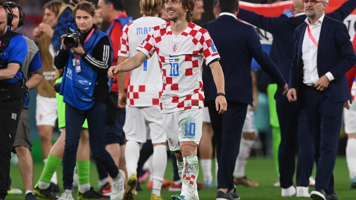Luka Modric (c), capitán de Croacia, festeja el pase a semifinales tras dejar en el camino a Brasil en la tanda de penales. (EFE)