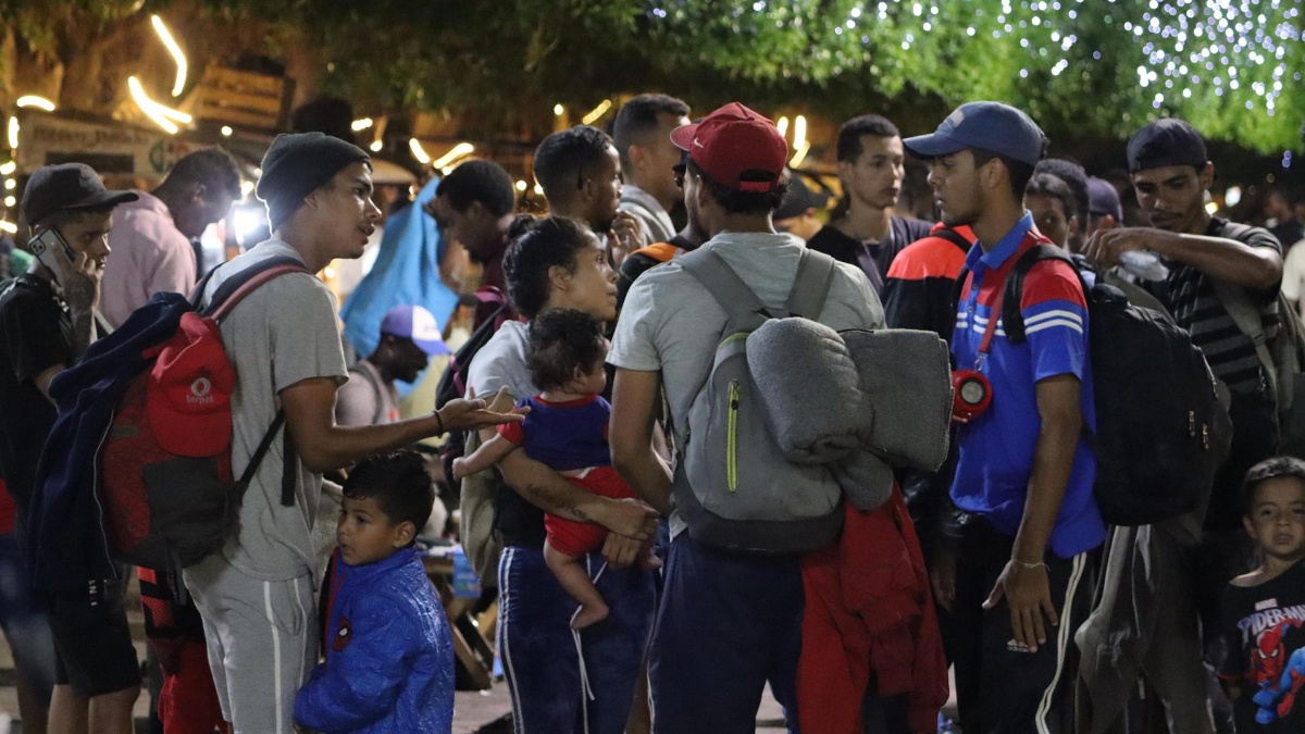 Migrantes indocumentados en el parque central de Tapachula en Chiapas. (EFE)