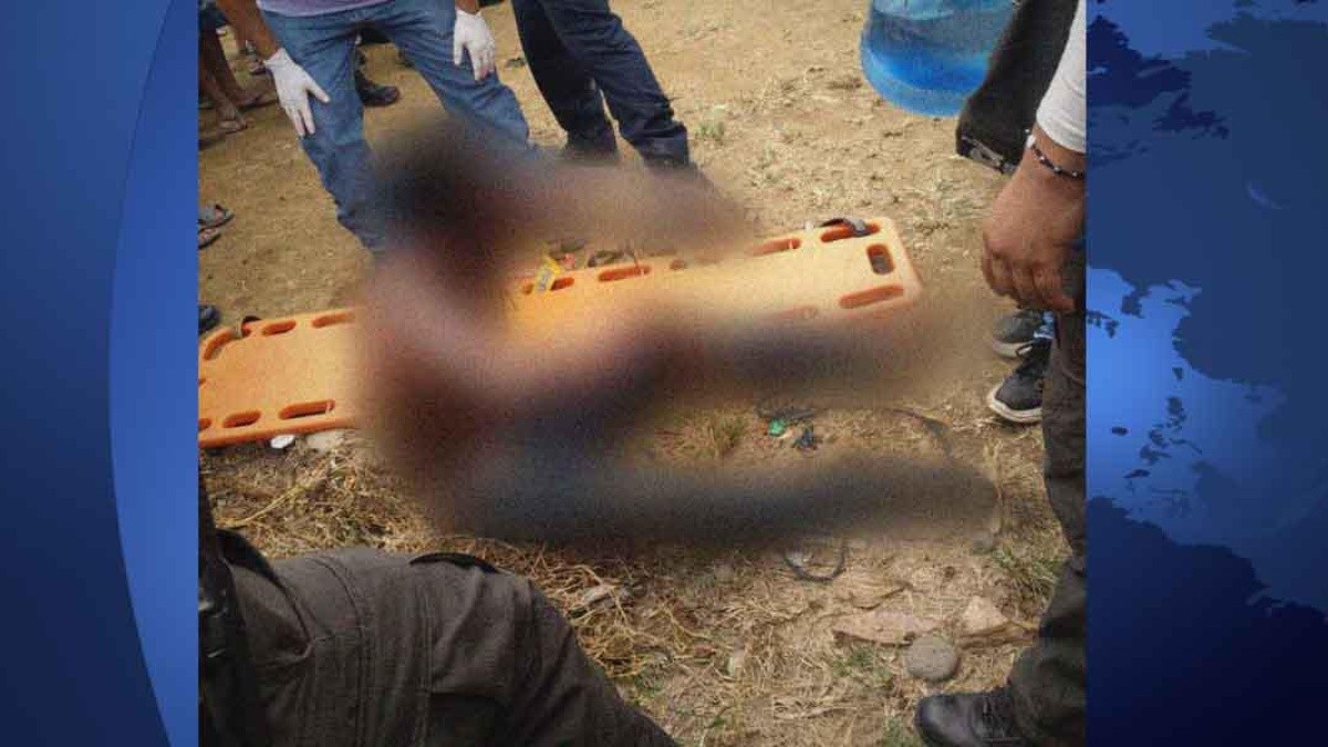 Un grupo de ciudadanos enfurecidos le prendió fuego al sujeto y a una moto. (Cortesía)