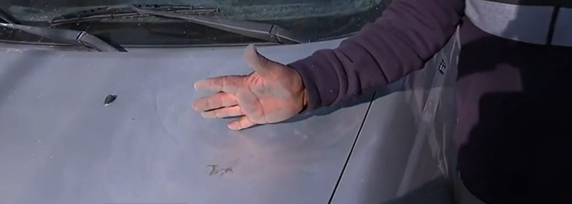 En Tambillo, en el sur de Quito, se registró una capa de ceniza sobre los autos. (Televistazo)