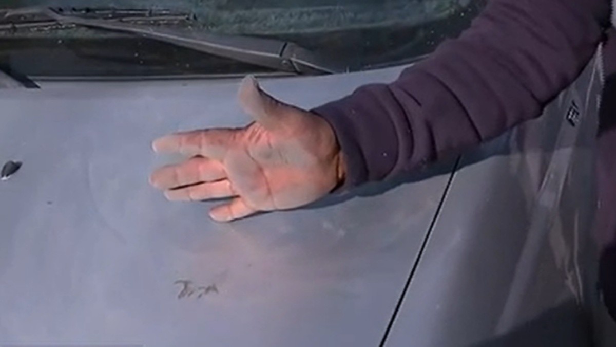 En Tambillo, en el sur de Quito, se registró una capa de ceniza sobre los autos. (Televistazo)