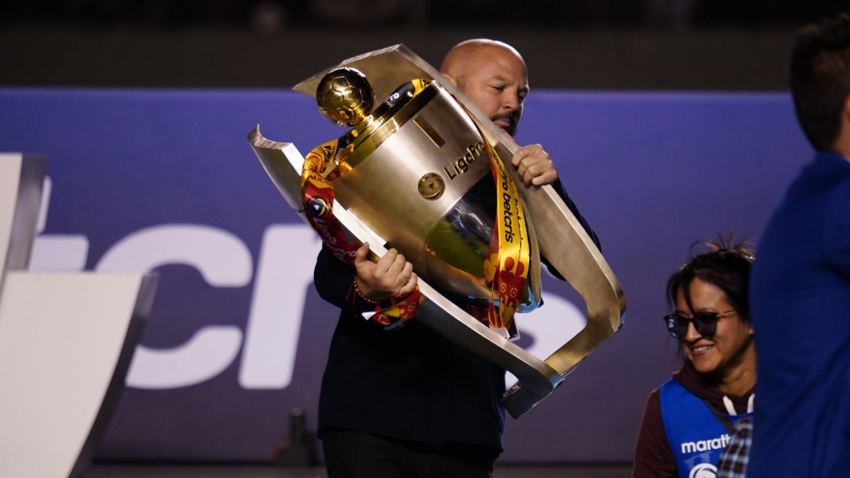 Miguel Ángel Loor, presidente de la LigaPro, le entregó el trofeo de campeón 2022 a Aucas. (API)