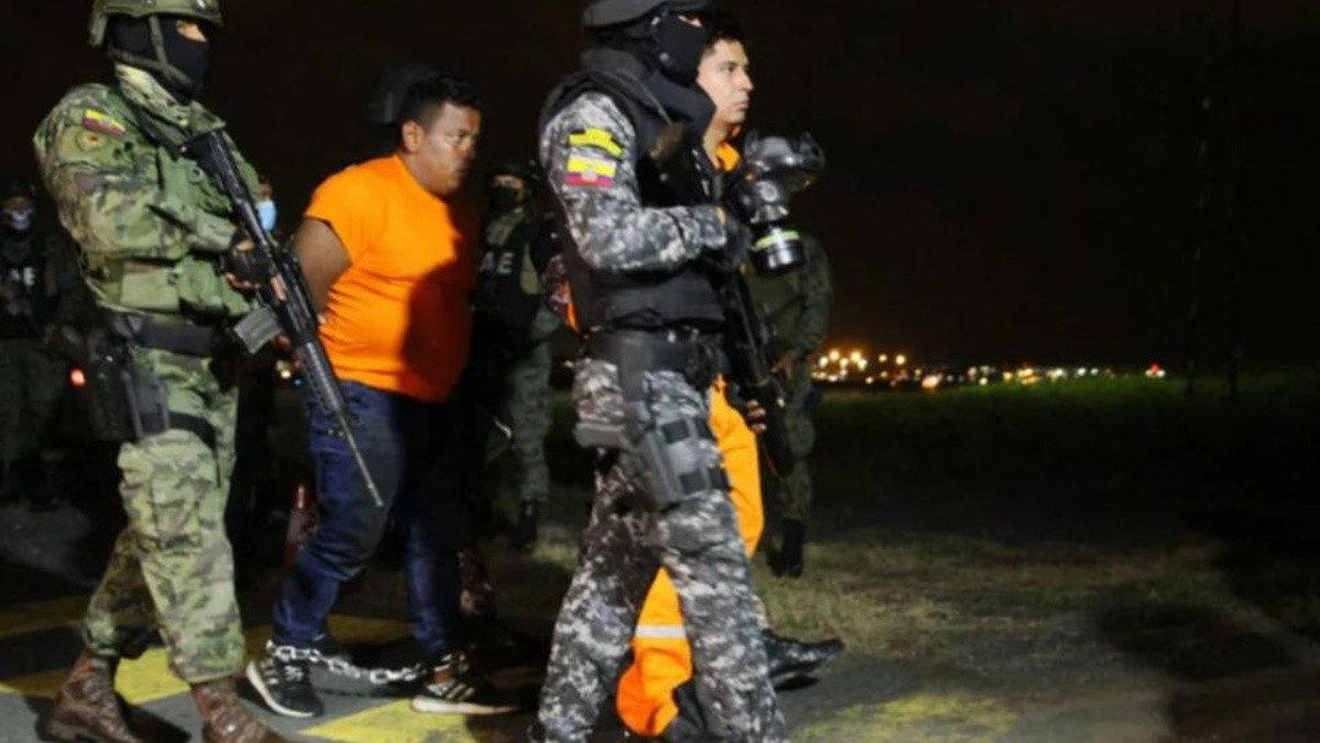 Freddy Anchundia durante el traslado hacia la cárcel de La Roca, en mayo de 2022. (API)