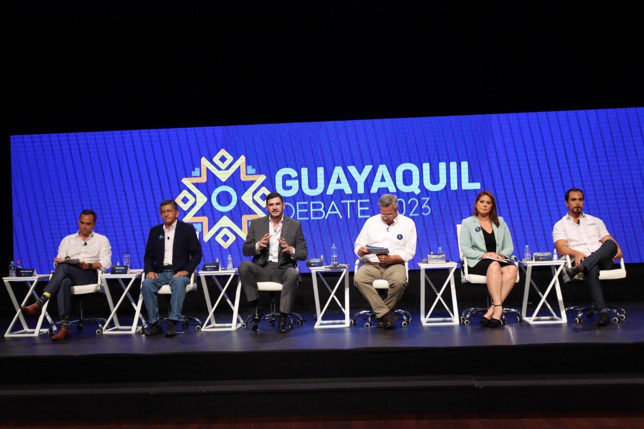 El primer grupo comenzó a debatir pasadas las 19:30. (CNE Guayas)