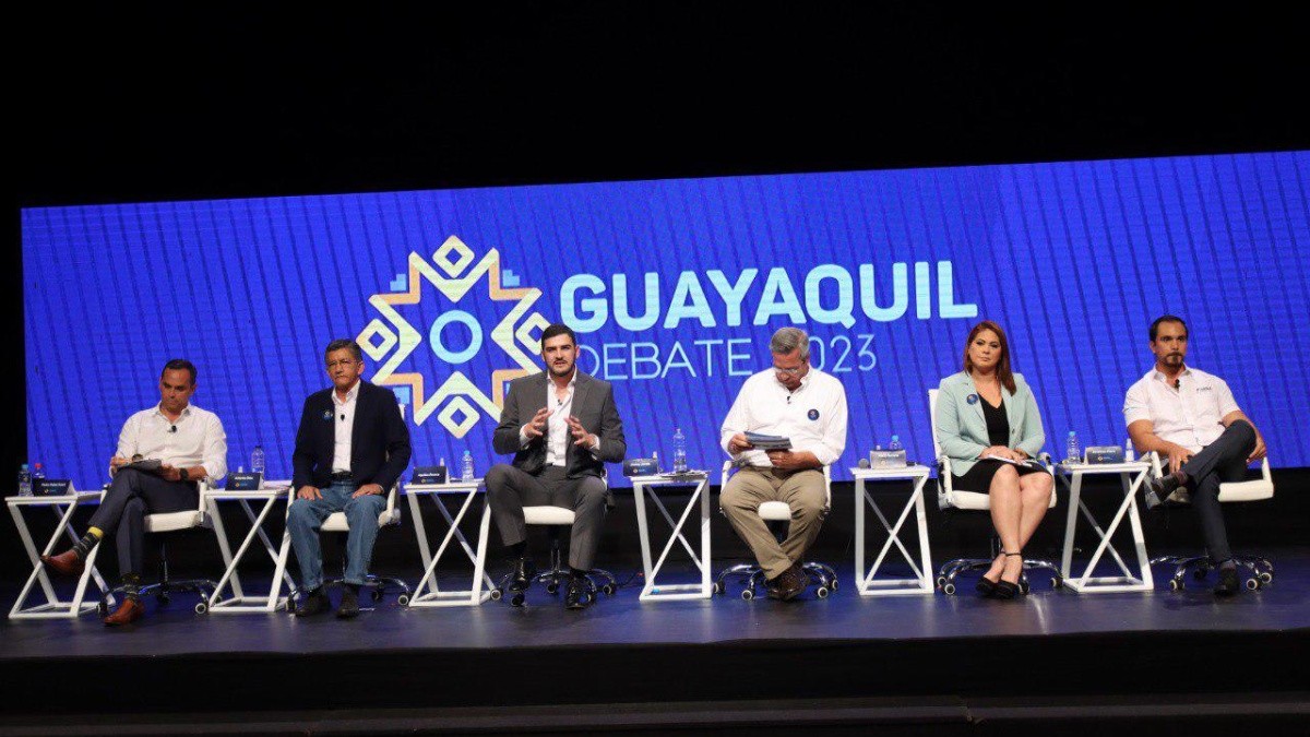 El primer grupo comenzó a debatir pasadas las 19:30. (CNE Guayas)