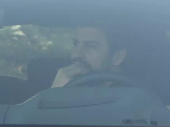 Gerard Piqué esperando a sus hijos fuera de la casa de Shakira y sus hijos. (EUROPA PRESS)