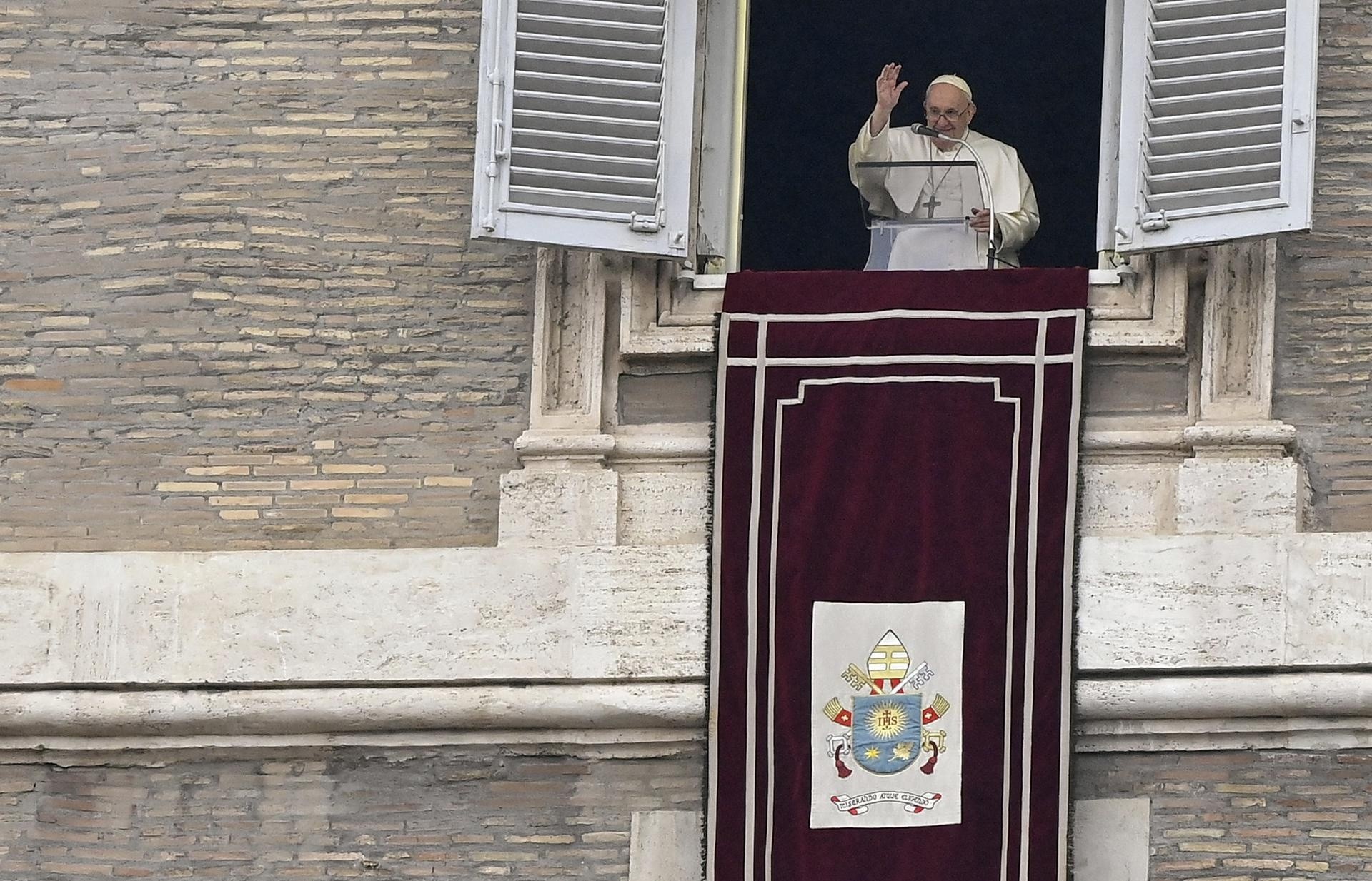 Foto de archivo del Papa Francisco dirige una de sus oraciones dominicales del Ángelus desde la ventana de su oficina con vistas a la Plaza de San Pedro, en la Ciudad del Vaticano. (Foto: EFE)