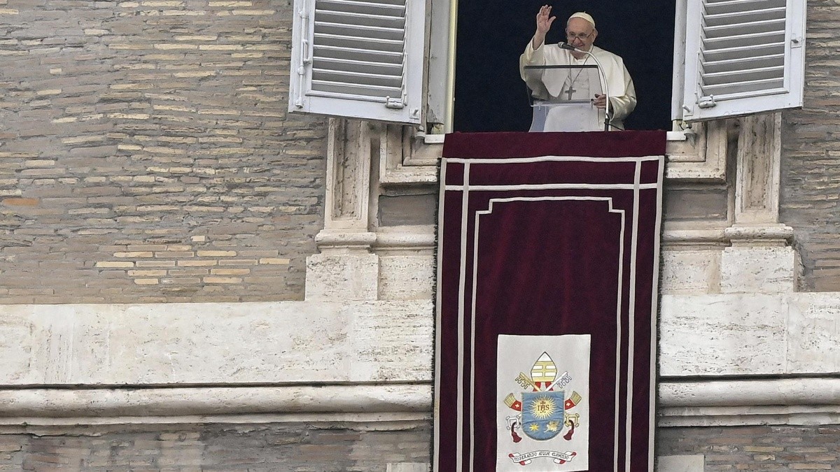 Foto de archivo del Papa Francisco dirige una de sus oraciones dominicales del Ángelus desde la ventana de su oficina con vistas a la Plaza de San Pedro, en la Ciudad del Vaticano. (Foto: EFE)