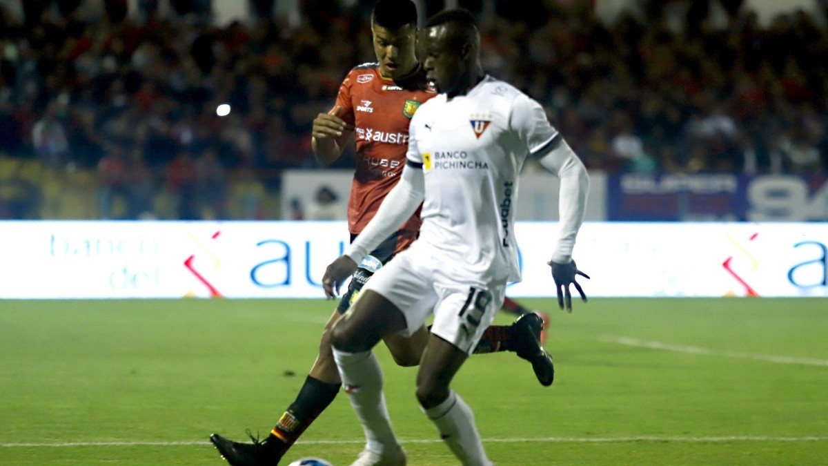 Cuenca,Ecuador 15 de febrero de 2023 En la noche de hoy en el estadio Alejandro Serrano Aguilar se jugo la primera final de la Copa de Campeones,torneo amistoso organizado por GolTV. foto Boris Romoleroux/API. (BORIS ROMOLEROUX)