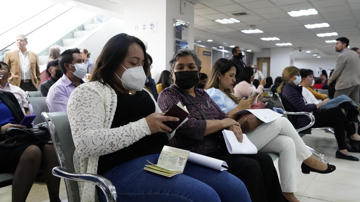 Los ciudadanos esperan obtener un pasaporte en una agencia del Registro Civil. (API)