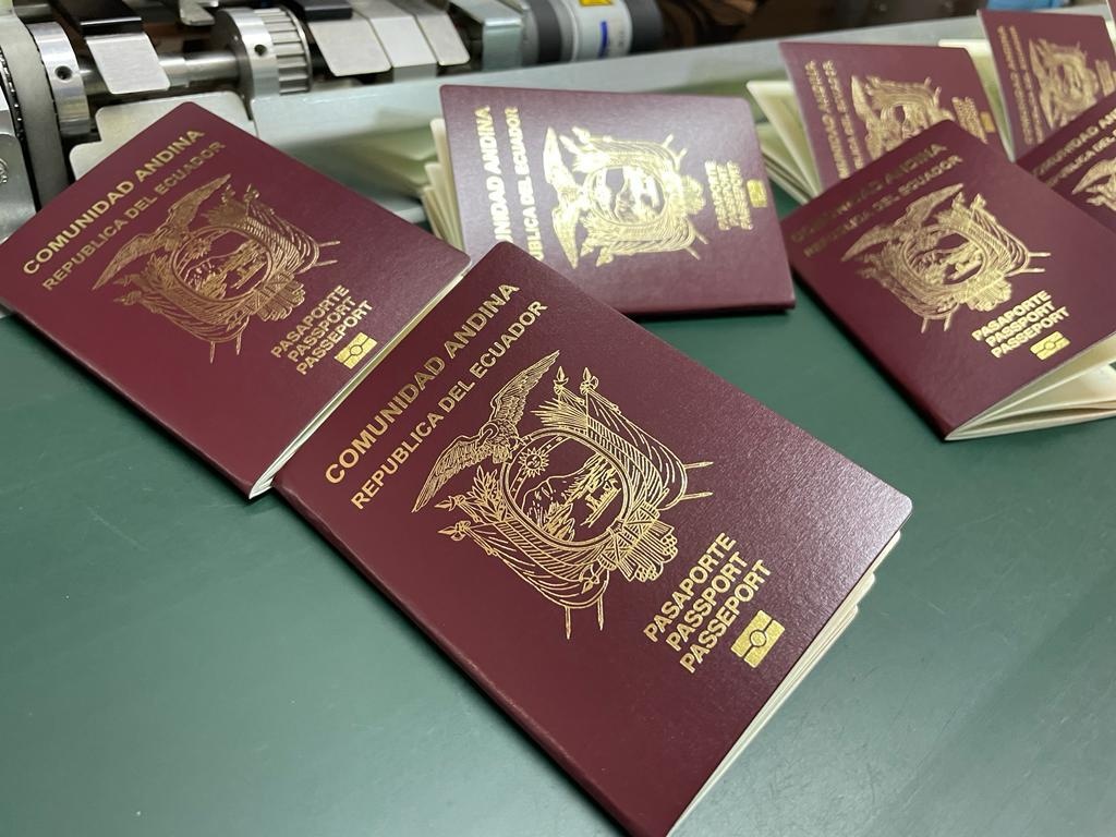 Miles de personas demandan pasaportes en la actualidad en Ecuador. (Diego Bravo C. / Ecuavisa)