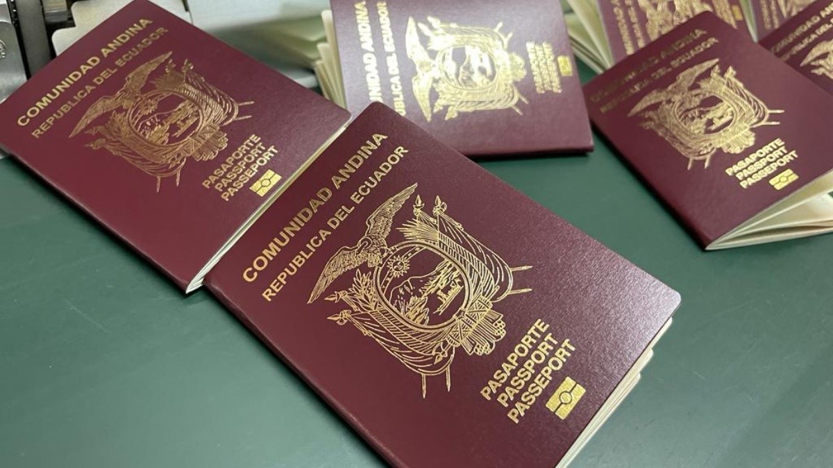 Miles de personas demandan pasaportes en la actualidad en Ecuador. (Diego Bravo C. / Ecuavisa)