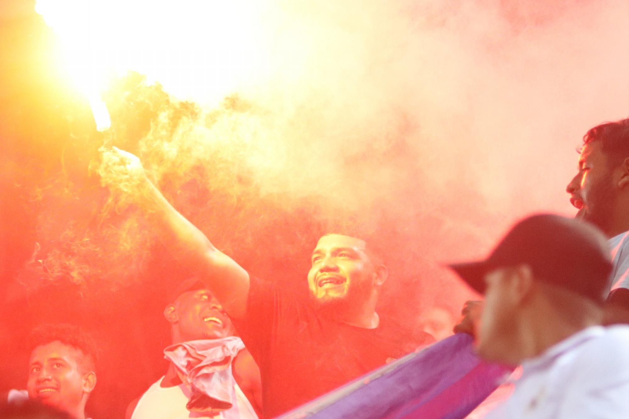 Hincha de Emelec con la bengala encendida en su mano. (FOTO: Emelec)